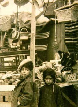 Tina Modotti - piccolo stand con giocattoli, 1926-29