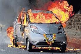 L'automobile Tata Nano, la più economica del mondo in fiamme
